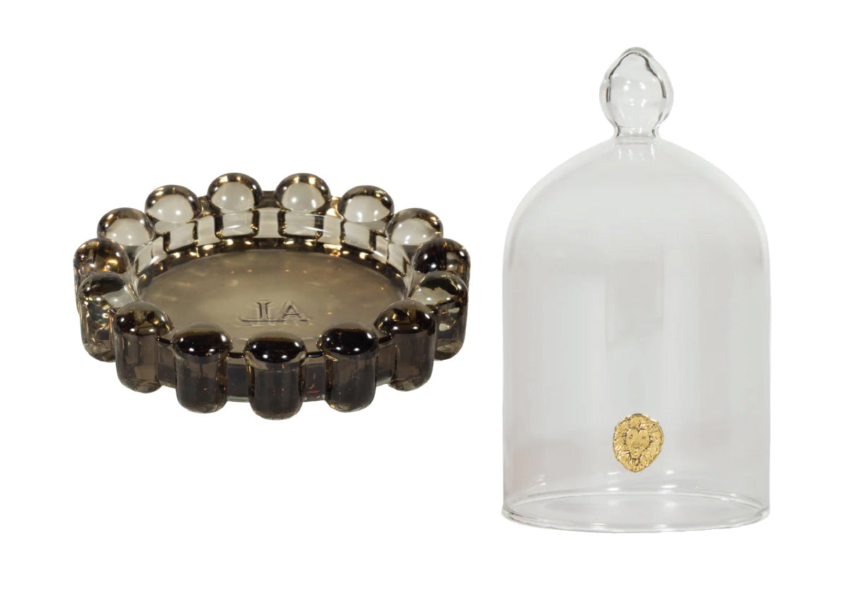 Plat à bougie et cloche en verre élégants avec ambiance en couches pour le salon