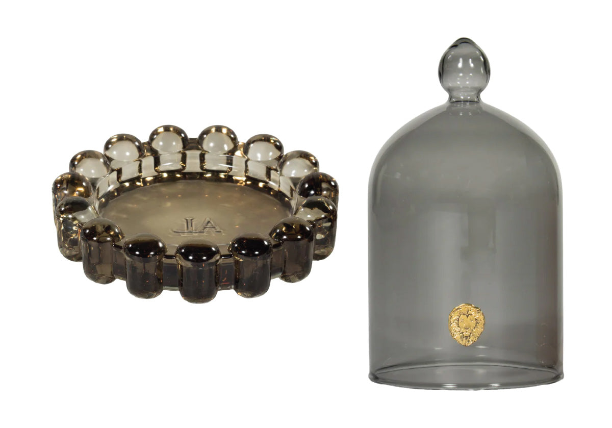 Plat à bougie et cloche en verre élégants avec ambiance en couches pour le salon