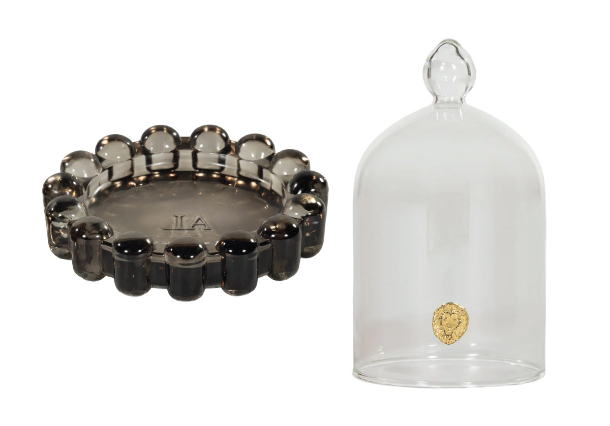 Plat à bougie et cloche en verre élégants avec ambiance en couches pour le salon