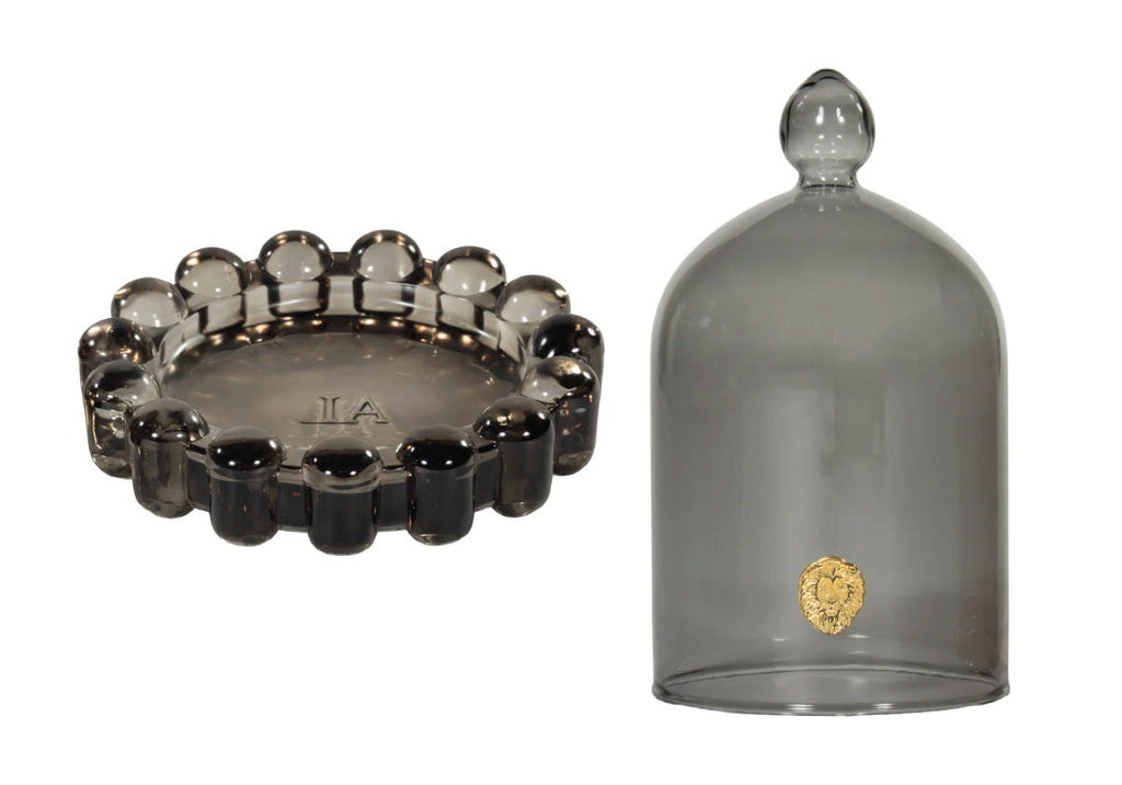 Plat à bougie et cloche en verre élégants avec ambiance en couches pour le salon