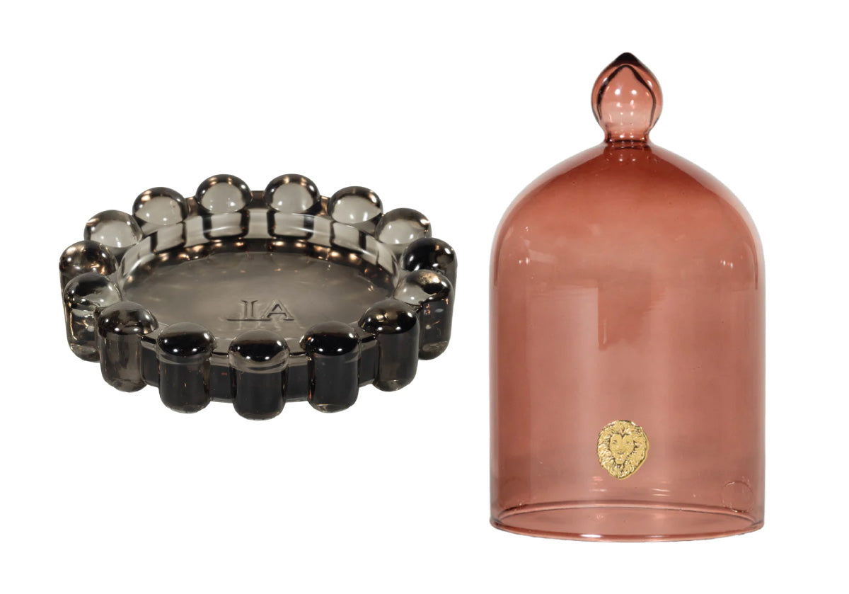 Plat à bougie et cloche en verre élégants avec ambiance en couches pour le salon