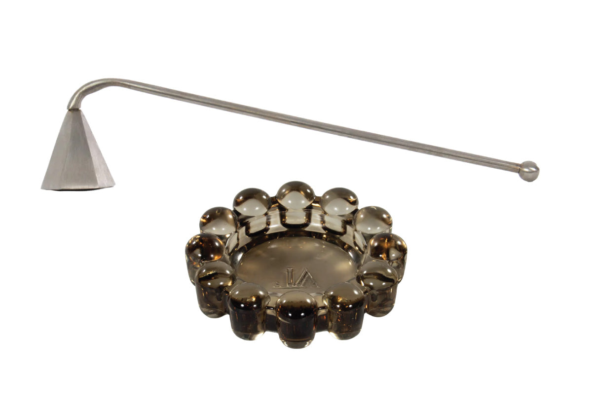 Plat à bougie et éteignoir en nickel à l'élégance chaleureuse pour le salon