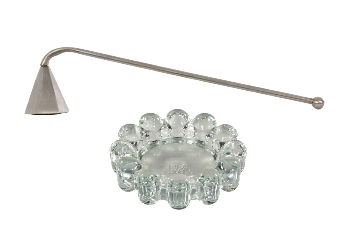 Plat à bougie et éteignoir en nickel à l'élégance chaleureuse pour le salon