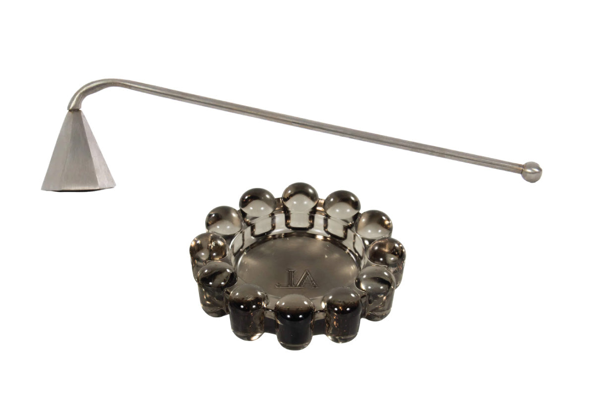 Plat à bougie et éteignoir en nickel à l'élégance chaleureuse pour le salon