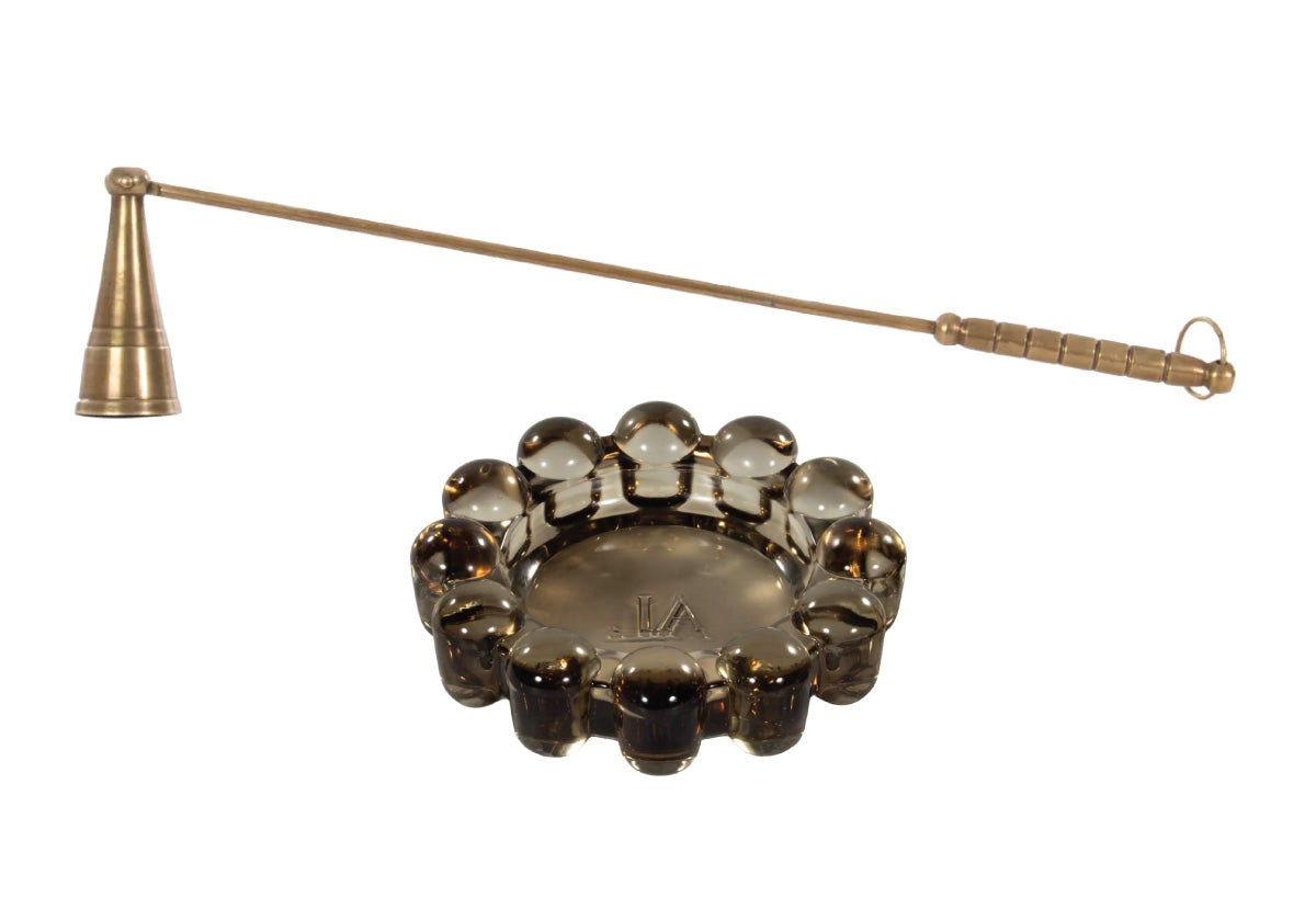 Ensemble bougeoir et éteignoir en laiton antique, élégance chaleureuse pour le salon