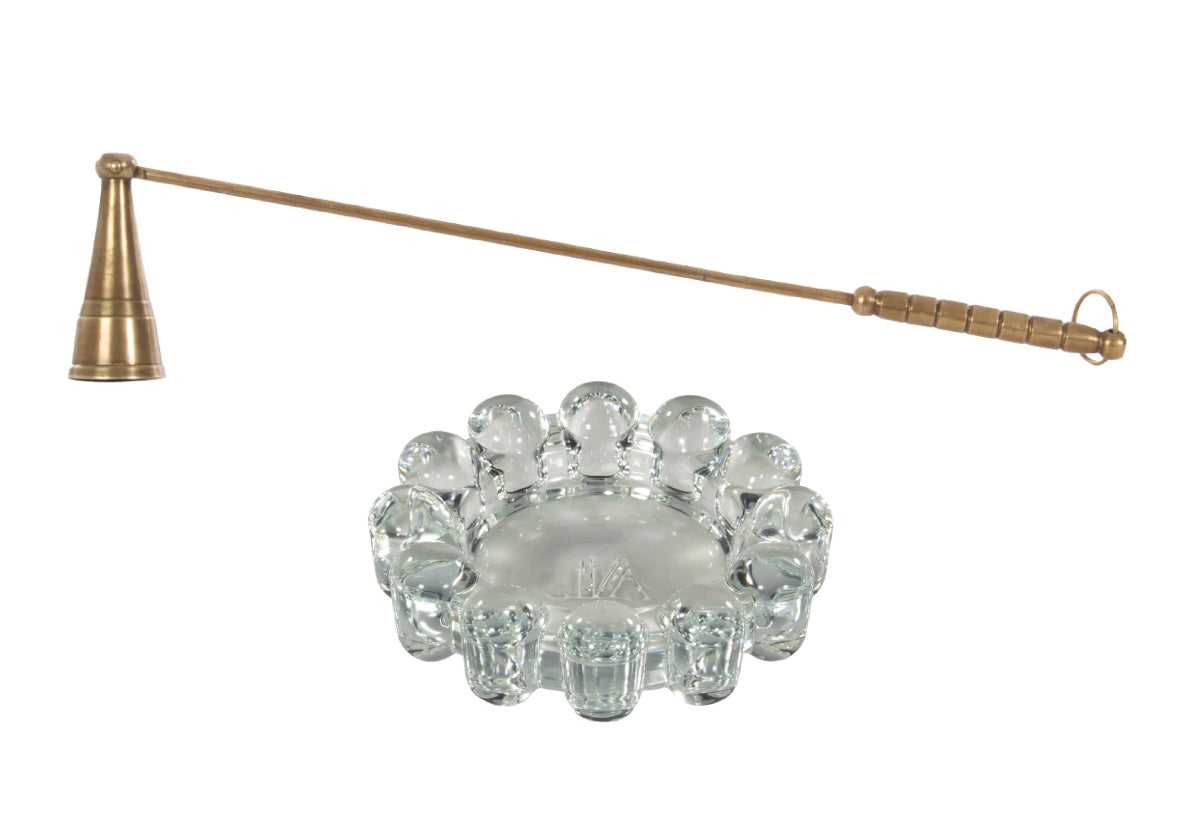 Ensemble bougeoir et éteignoir en laiton antique, élégance chaleureuse pour le salon
