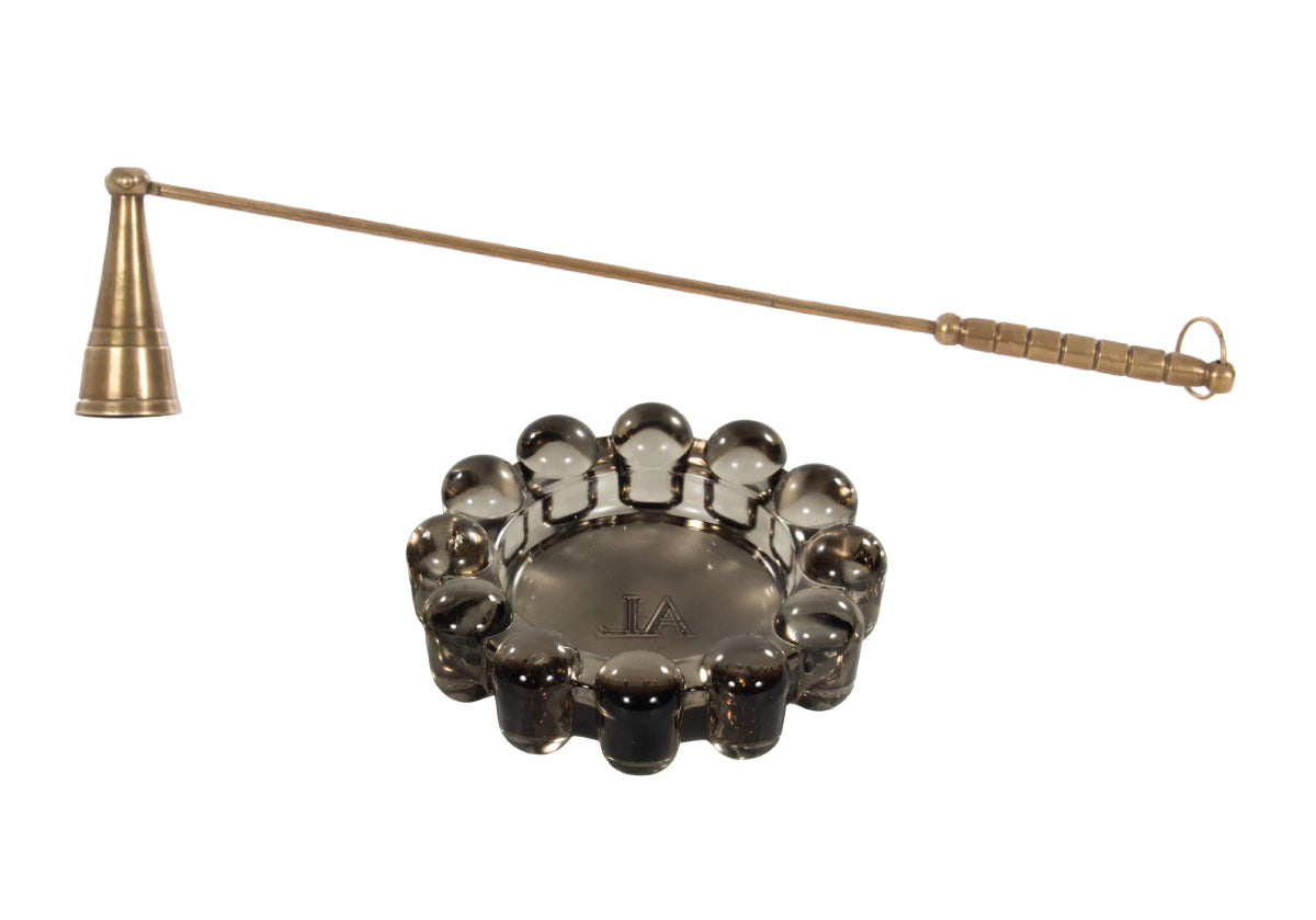 Ensemble bougeoir et éteignoir en laiton antique, élégance chaleureuse pour le salon