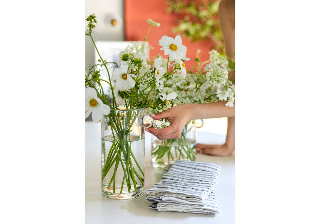 Vase sculptural artisanal en verre transparent avec poignées arrondies pour n'importe quelle pièce