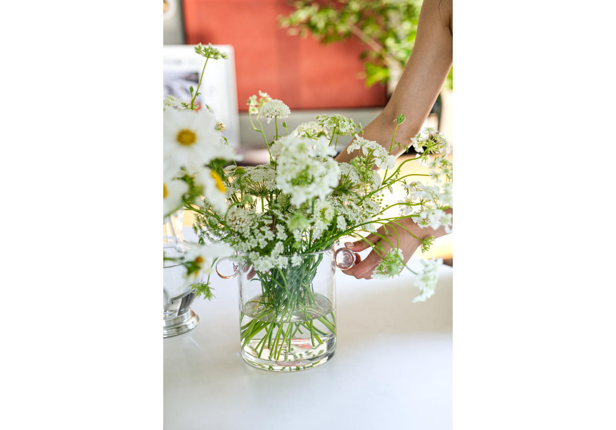 Vase sculptural artisanal en verre transparent avec poignées arrondies pour n'importe quelle pièce