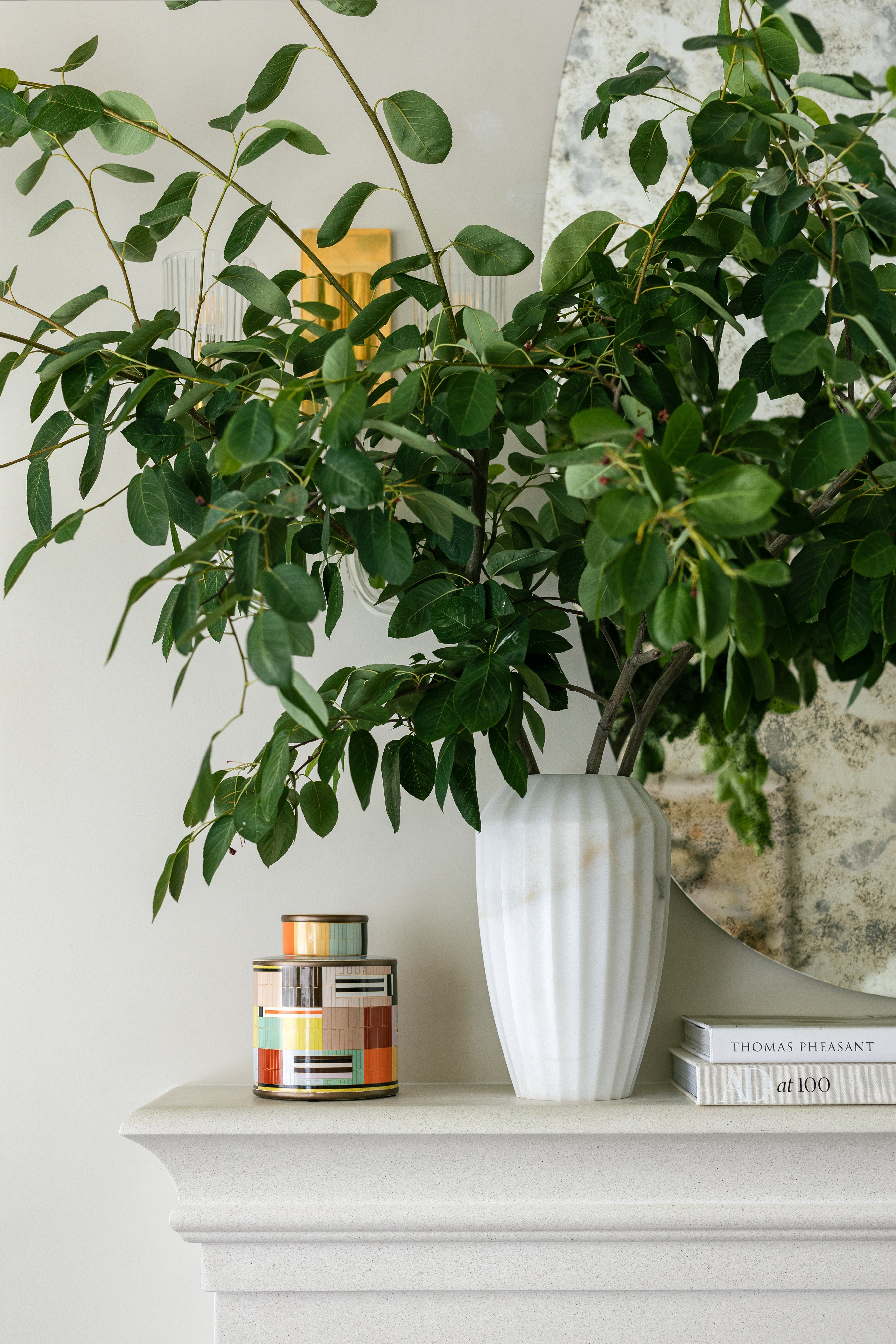 Vase cannelé en marbre blanc avec motif en pierre naturelle pour toutes les pièces