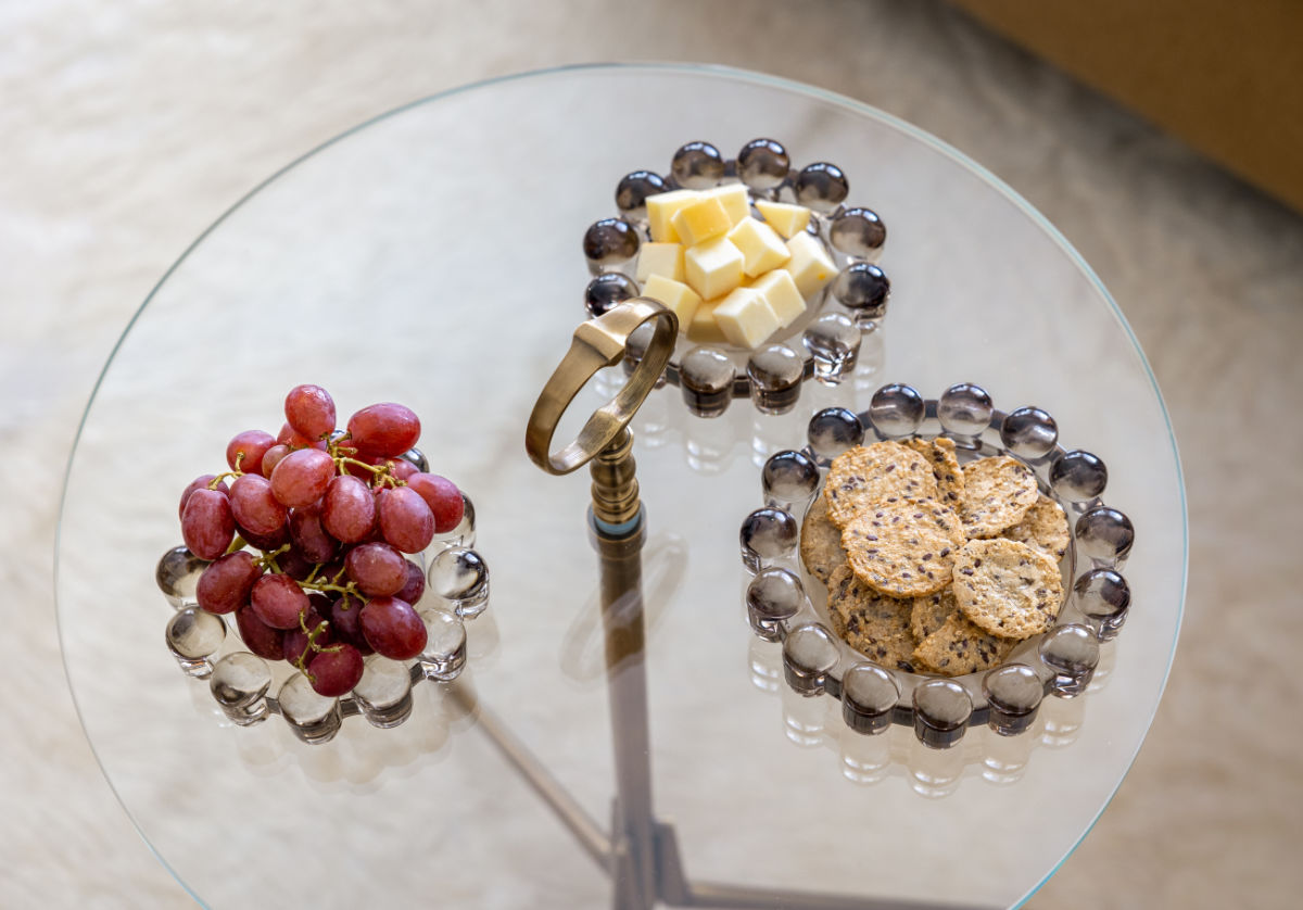 Plat à bougie et cloche en verre élégants avec ambiance en couches pour le salon