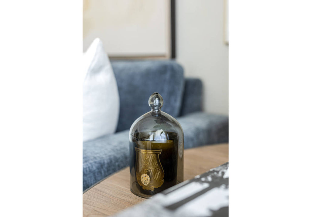 Plat à bougie et cloche en verre élégants avec ambiance en couches pour le salon
