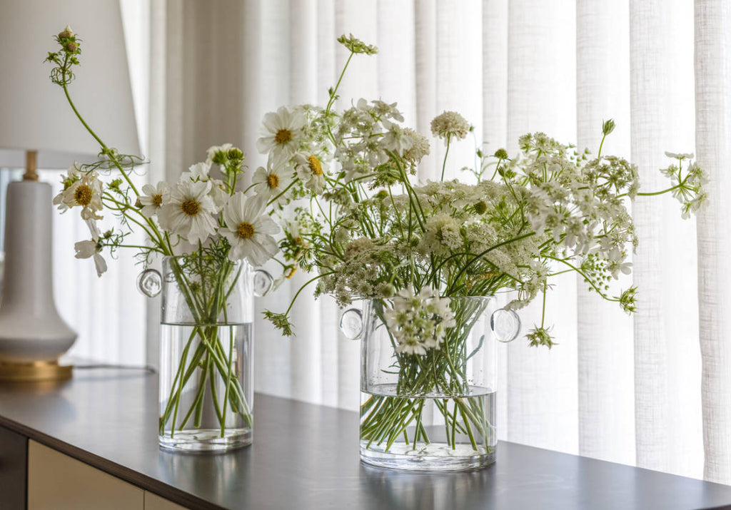 Vase sculptural artisanal en verre transparent avec poignées arrondies pour n'importe quelle pièce