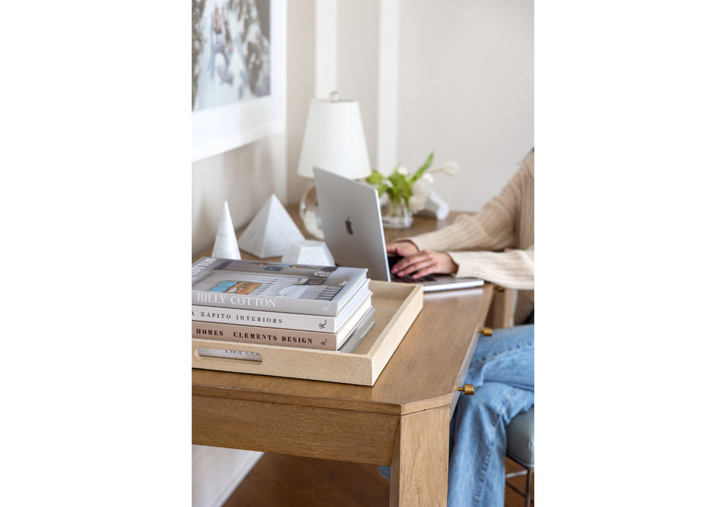 Plateau laqué texturé façon galuchat avec finition os riche pour bureau et table de chevet