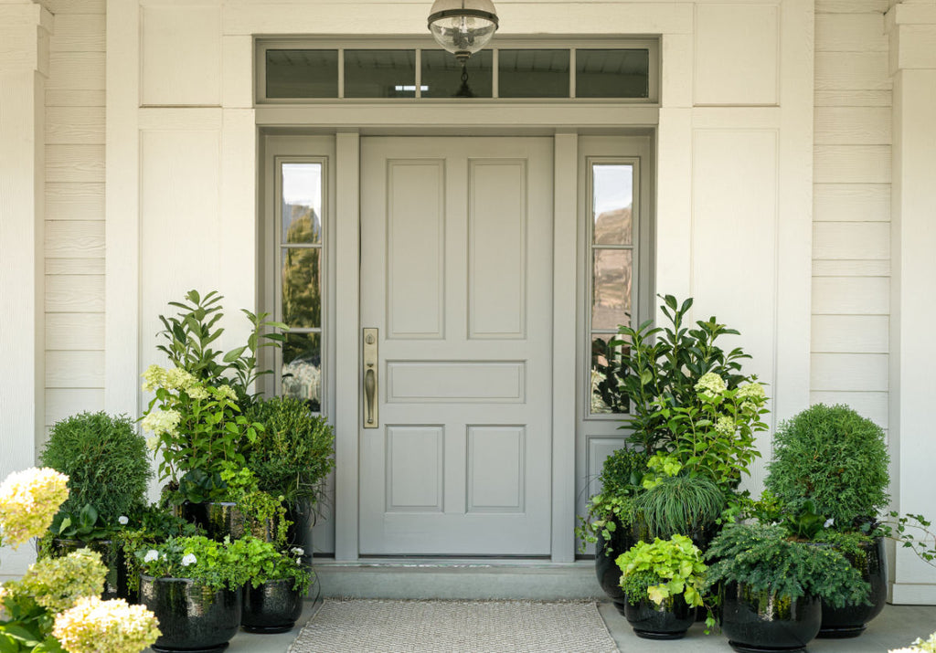 Jardinière en céramique noire émaillée, faite à la main avec détail côtelé pour l l'intérieur et l'extérieur