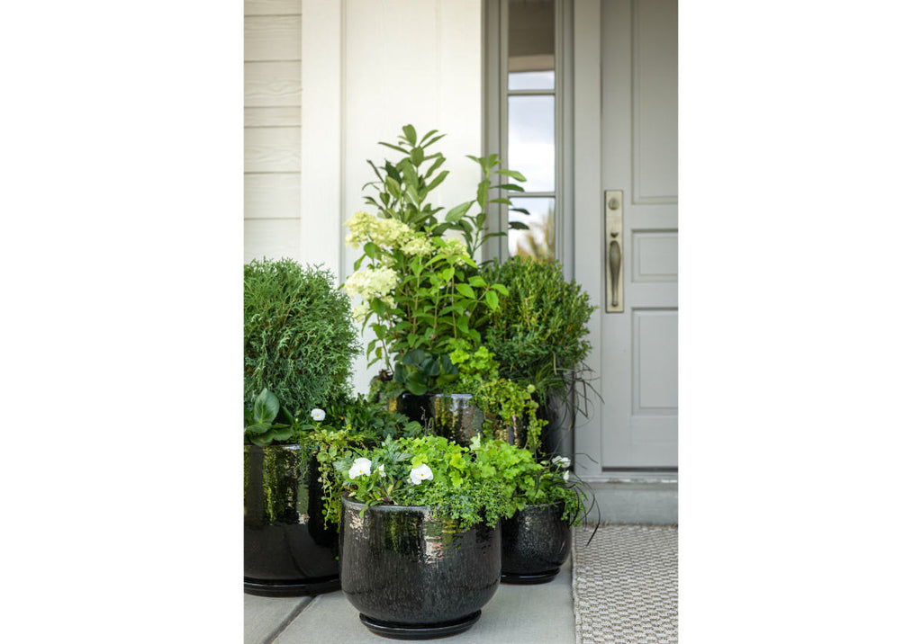 Jardinière en céramique noire émaillée, faite à la main avec détail côtelé pour l l'intérieur et l'extérieur