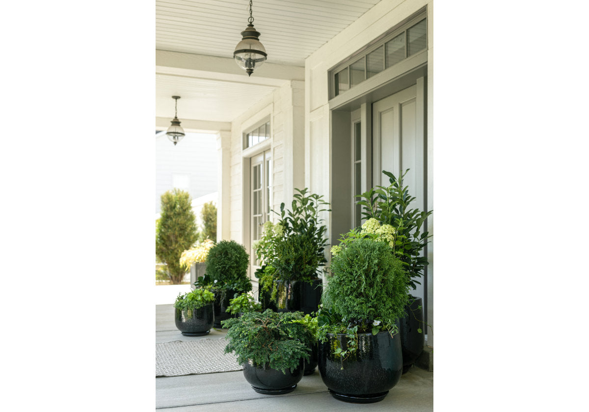 Jardinière en céramique noire émaillée, faite à la main avec détail côtelé pour l l'intérieur et l'extérieur