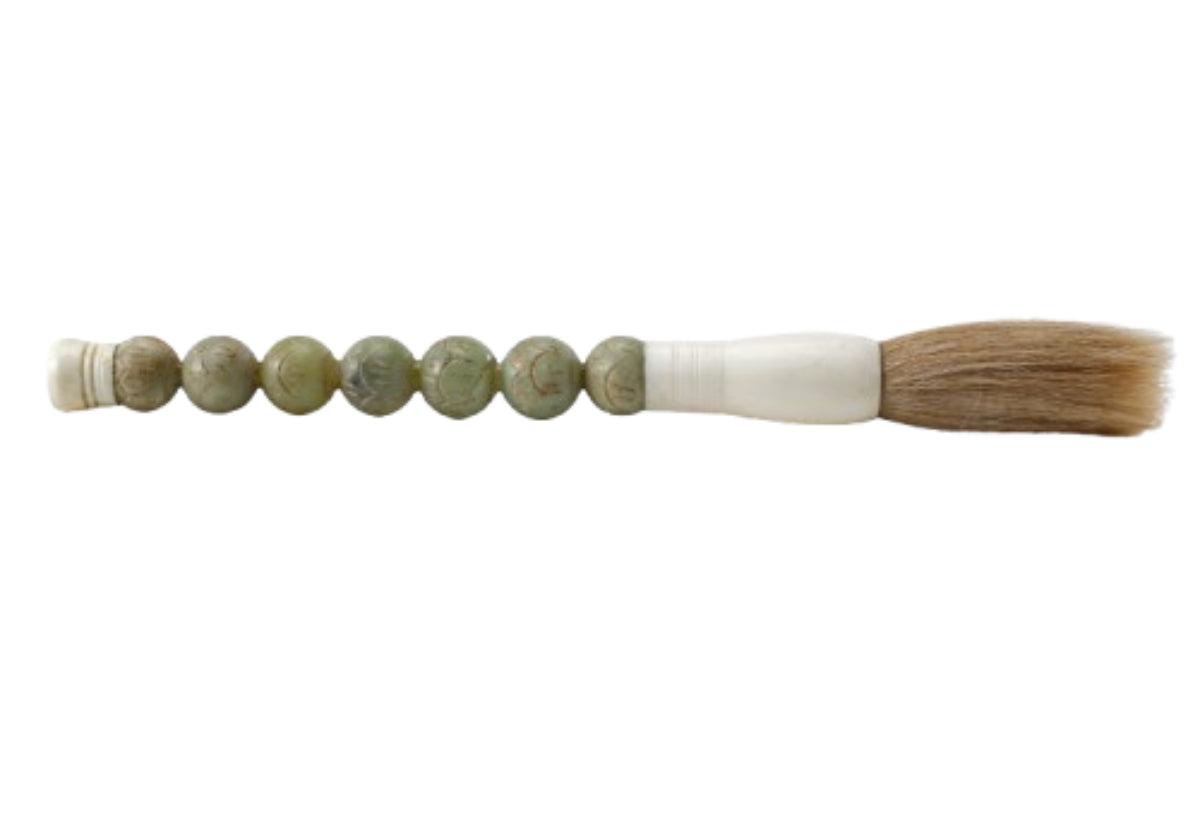 Pinceau de calligraphie en perles de jade et os avec manche sculpté pour étagères