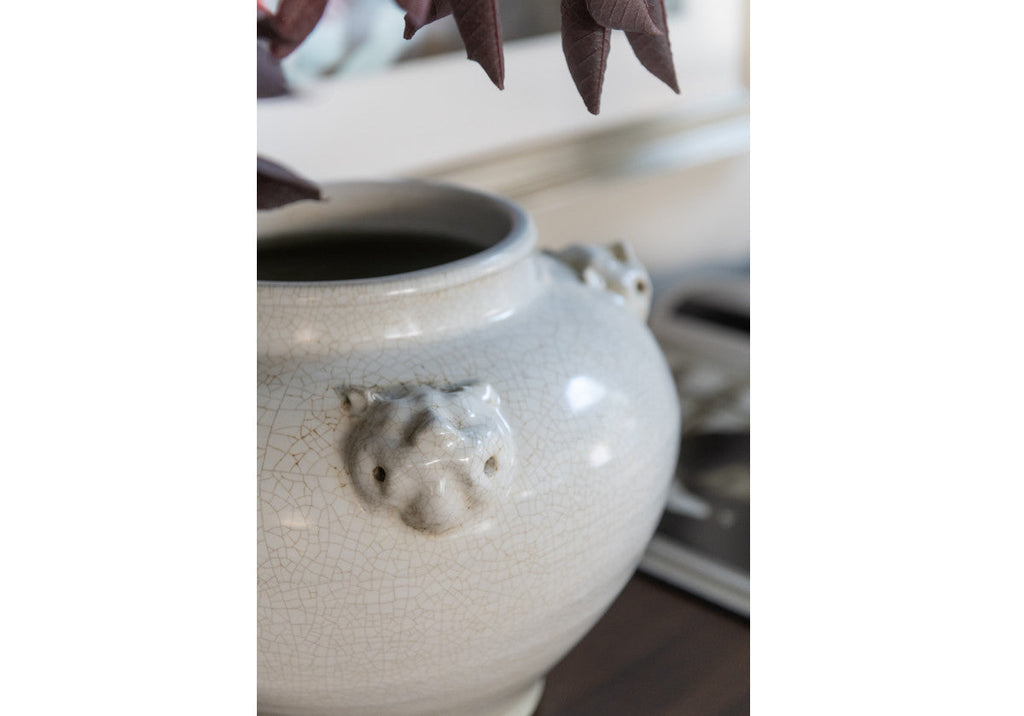 Pot en céramique vieillie couleur ivoire, orné d'une gargouille et d'une touche d'élégance européenne, idéal pour console et table à manger.