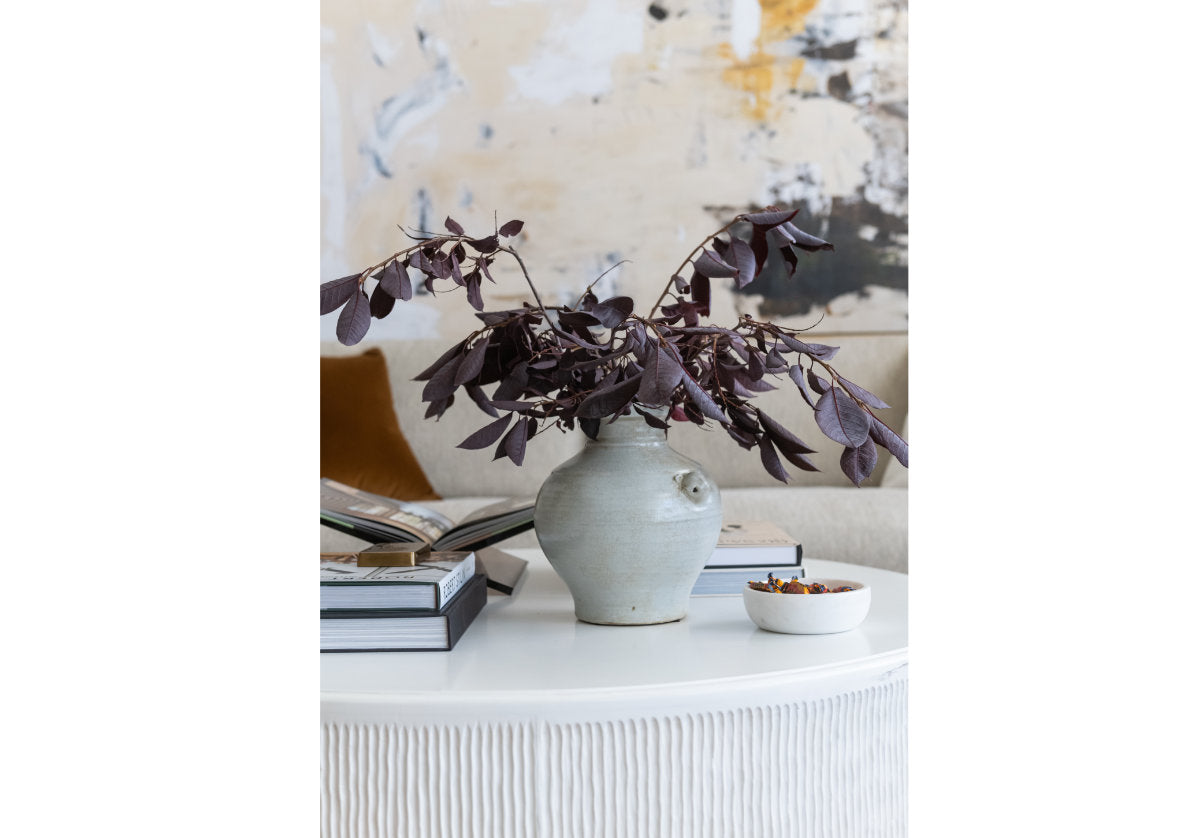 Pot en céramique vieillie couleur ivoire, orné d'une gargouille et d'une touche d'élégance européenne, idéal pour console et table à manger.