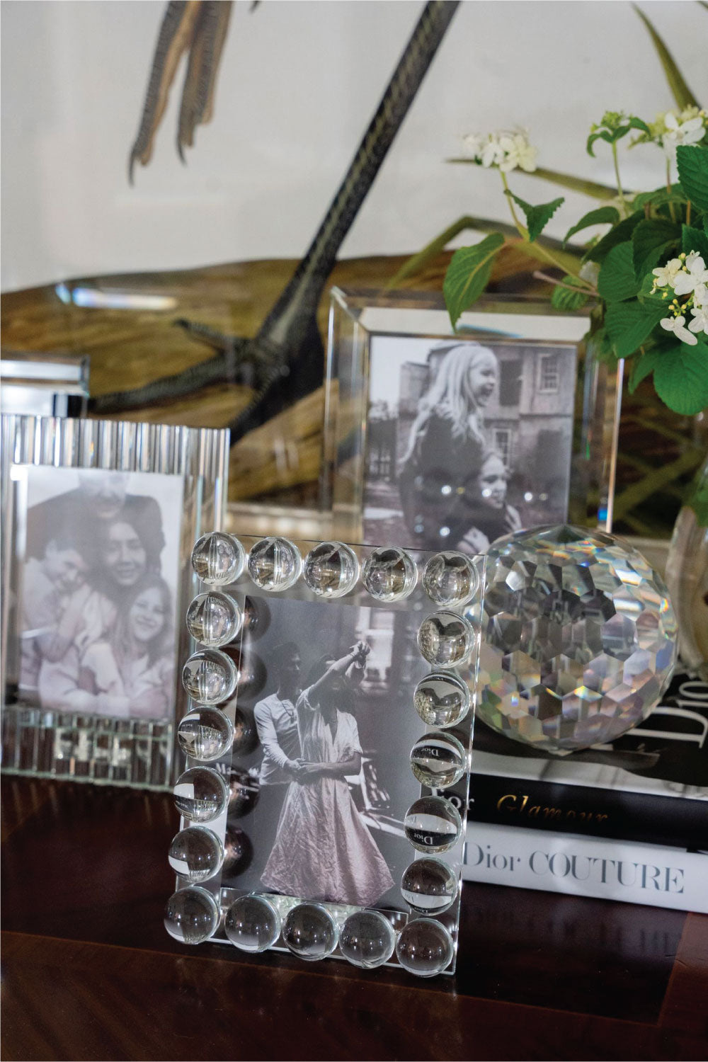 Orbe en cristal K1 facetté au design glamour et compact pour étagères et table basse