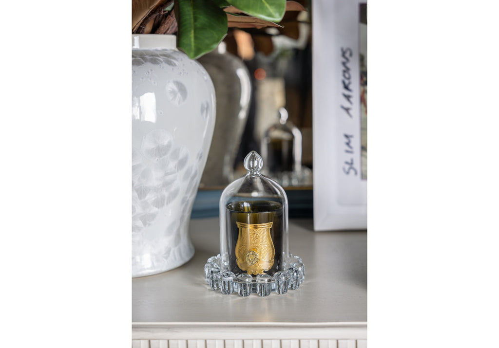 Plat à bougie et cloche en verre élégants avec ambiance en couches pour le salon