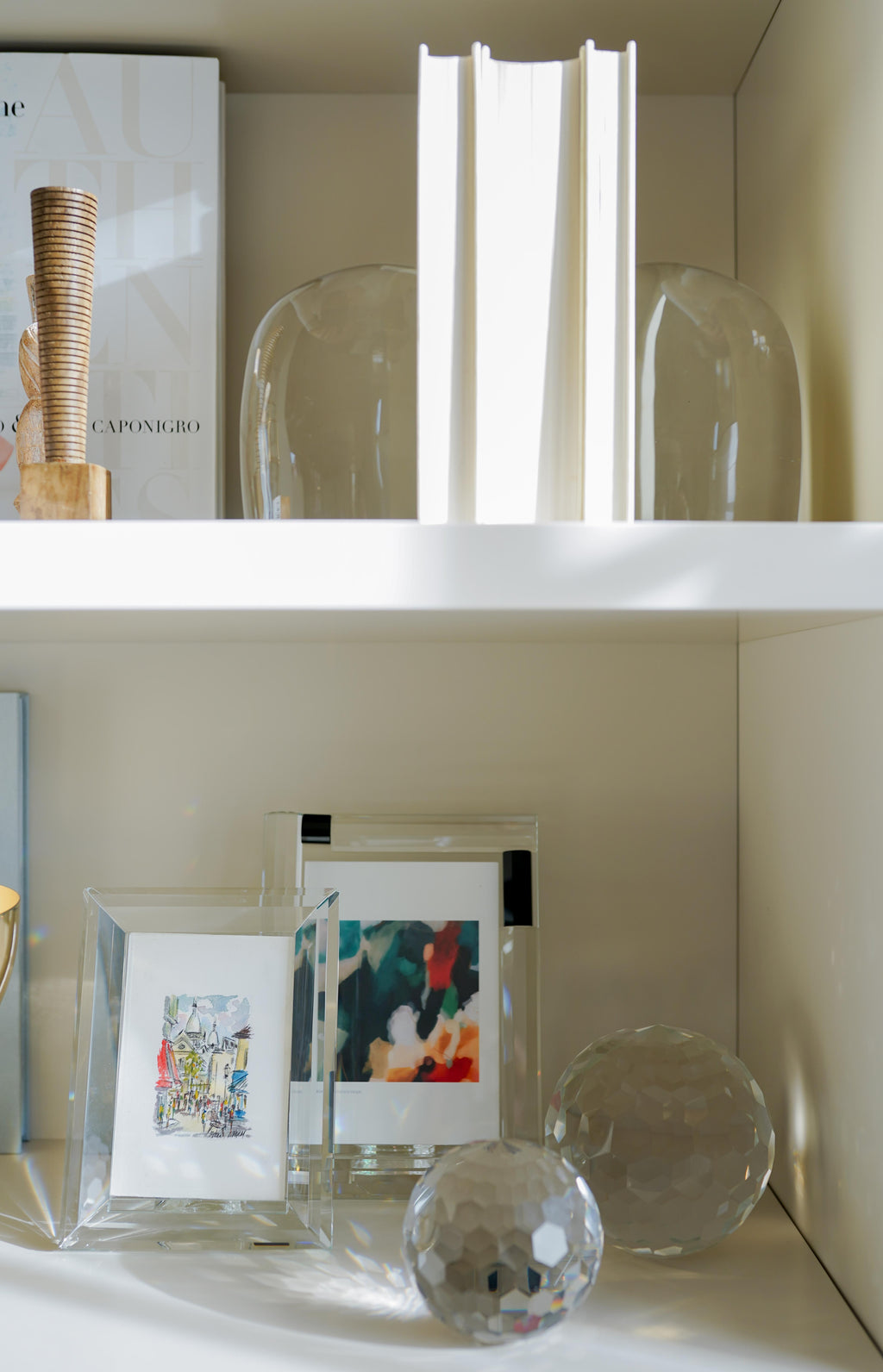 Orbe en cristal K1 facetté au design glamour et compact pour étagères et table basse
