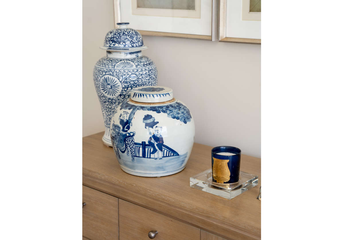 Vase temple en porcelaine bleue avec motif de figurines peintes à la main pour salon