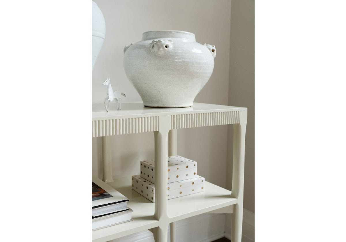 Boîte décorative beige à pois incrustés de laiton, avec forme de vide-poches polyvalent pour toute pièce
