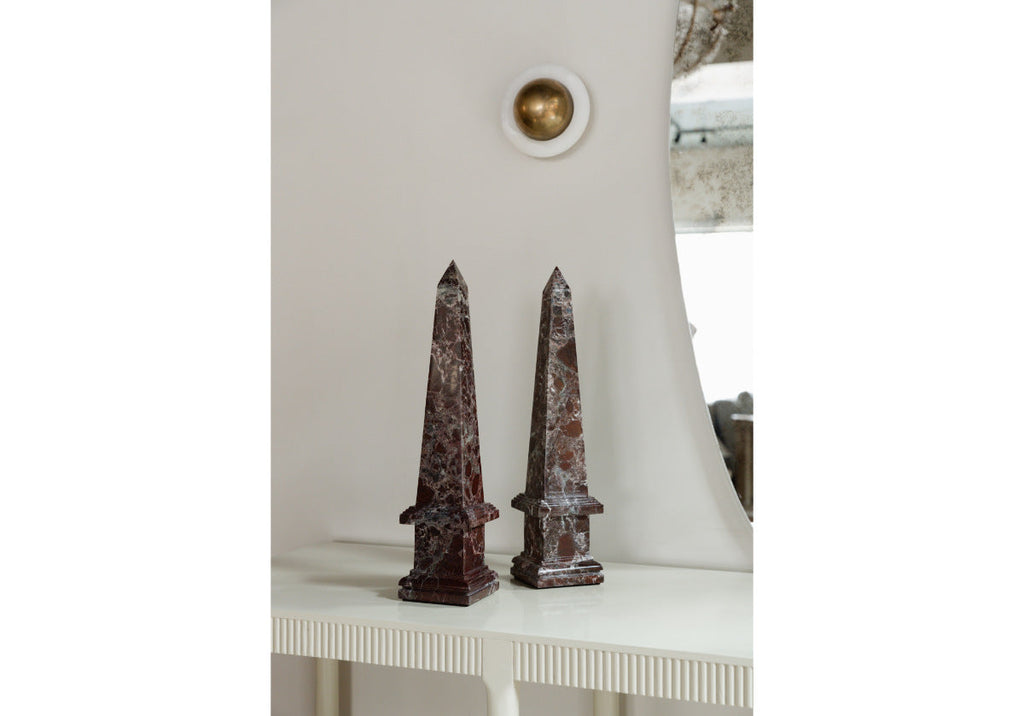 Obélisque en marbre sculpté avec veinage organique pour cheminée et console