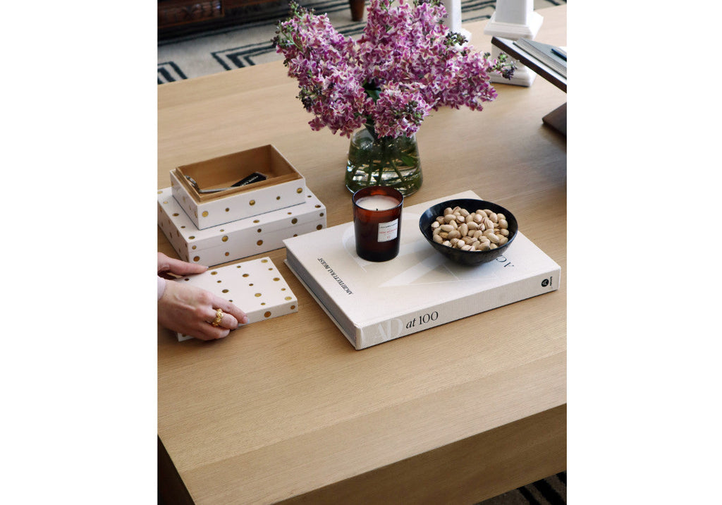 Boîte décorative beige à pois incrustés de laiton, avec forme de vide-poches polyvalent pour toute pièce
