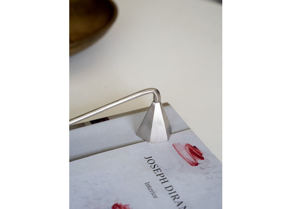 Plat à bougie et éteignoir en nickel à l'élégance chaleureuse pour le salon