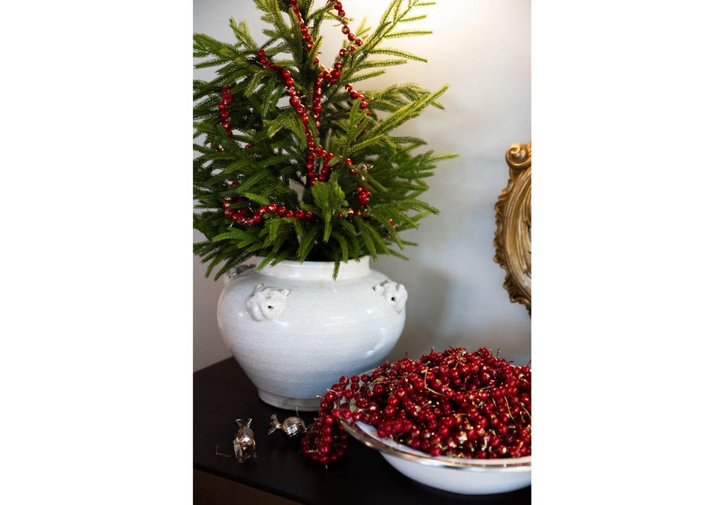 Pot en céramique vieillie couleur ivoire, orné d'une gargouille et d'une touche d'élégance européenne, idéal pour console et table à manger.