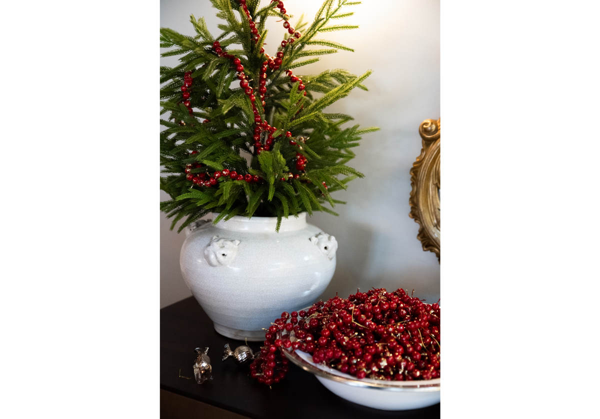 Pot en céramique vieillie couleur ivoire, orné d'une gargouille et d'une touche d'élégance européenne, idéal pour console et table à manger.