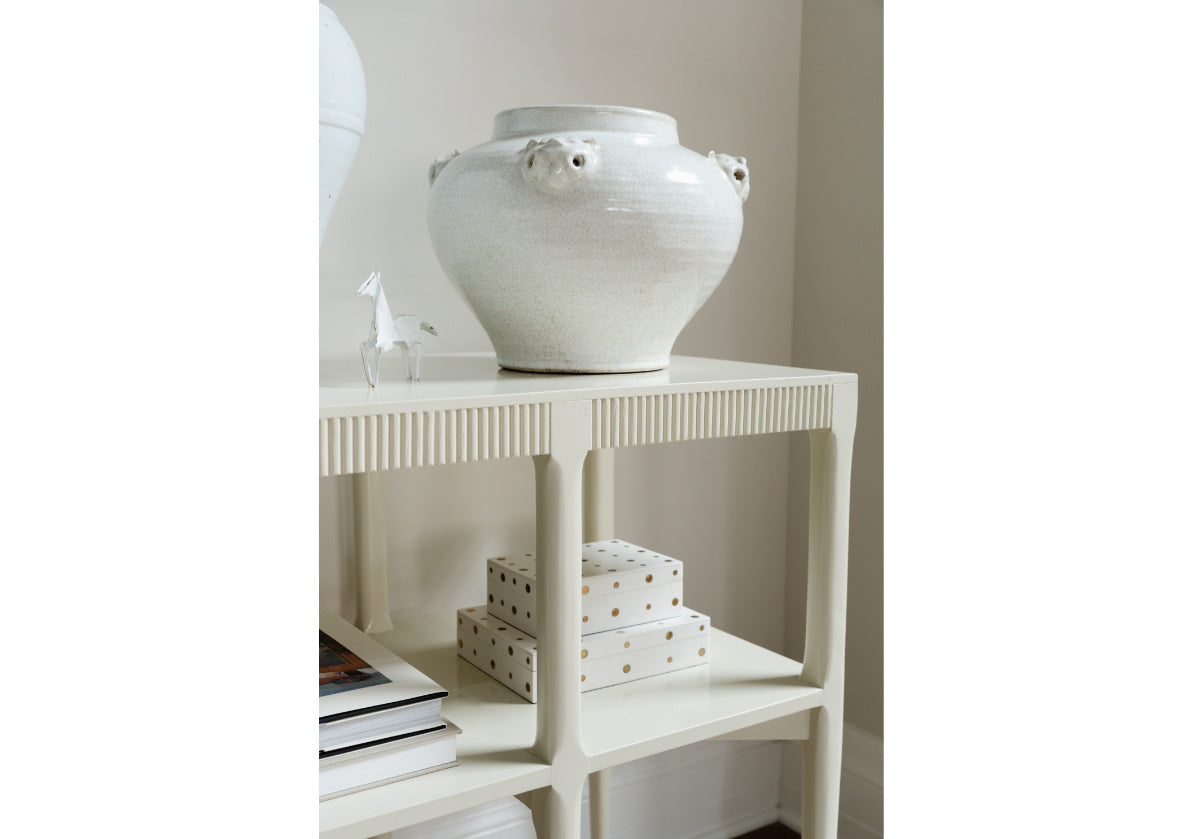 Pot en céramique vieillie couleur ivoire, orné d'une gargouille et d'une touche d'élégance européenne, idéal pour console et table à manger.
