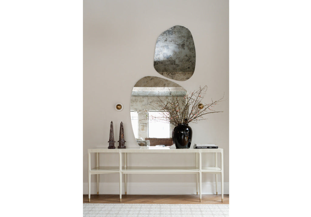 Obélisque en marbre sculpté avec veinage organique pour cheminée et console