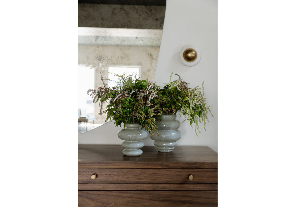 Vase sculptural en verre gris avec texture striée horizontale pour salon