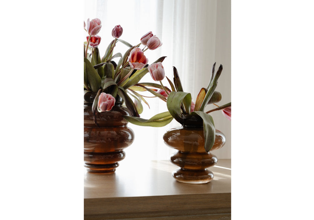 Vase sculptural en verre teinté cacao avec texture à canaux horizontaux pour le salon