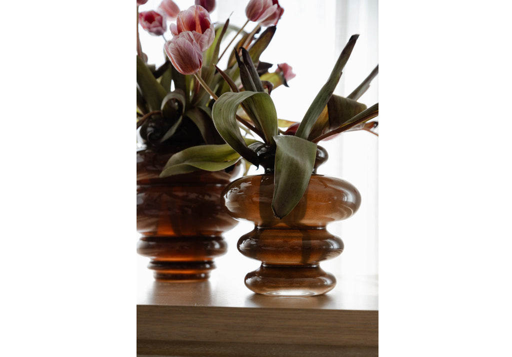 Vase sculptural en verre teinté cacao avec texture à canaux horizontaux pour le salon