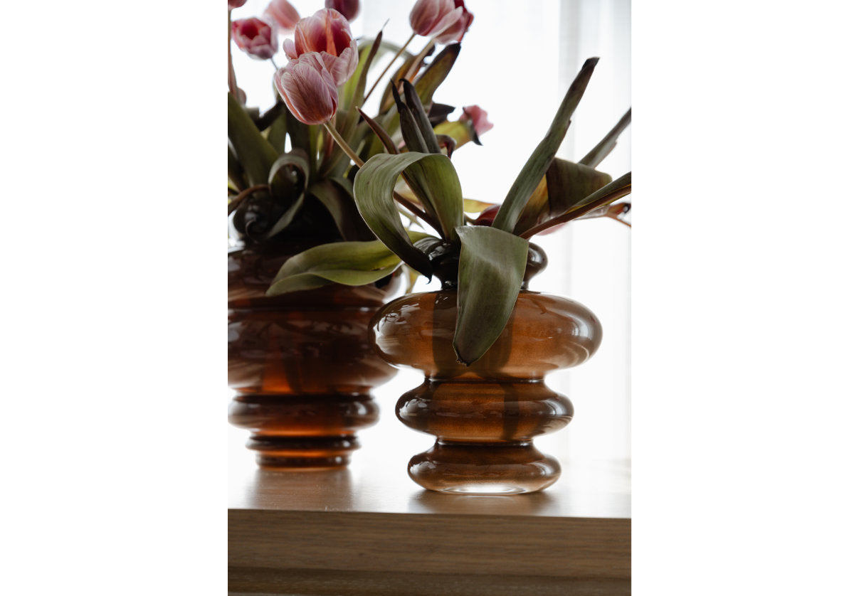 Vase sculptural en verre teinté cacao avec texture à canaux horizontaux pour le salon