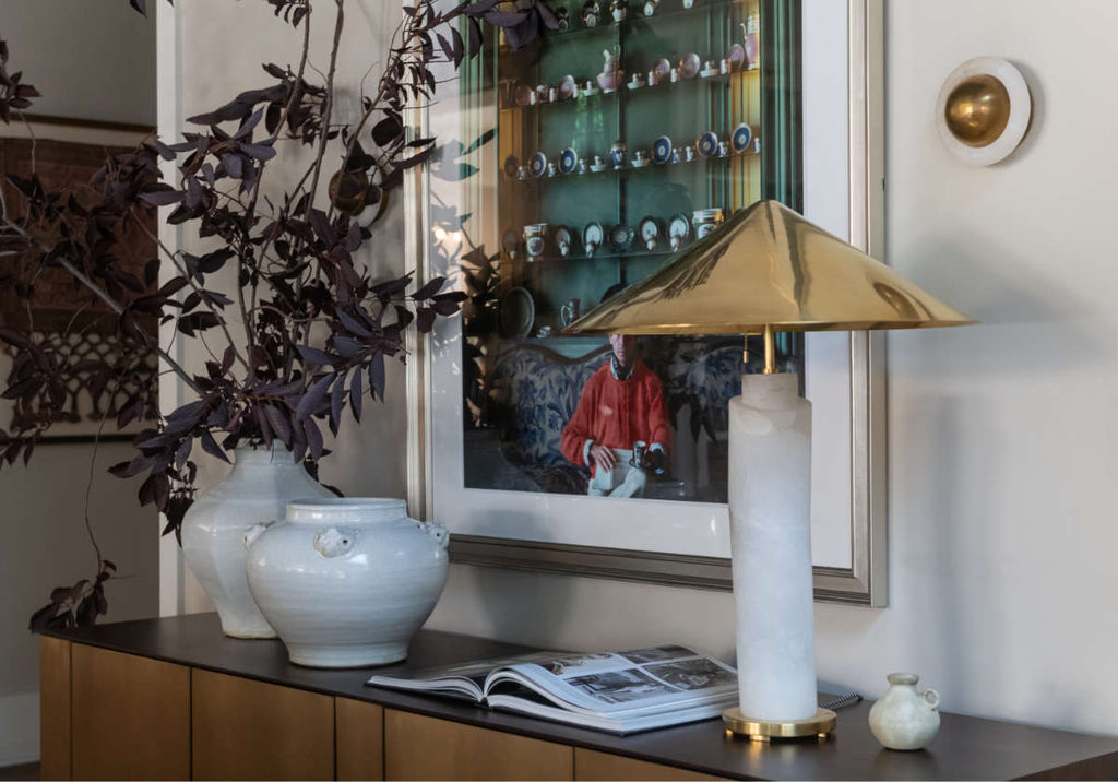 Pot en céramique vieillie couleur ivoire, orné d'une gargouille et d'une touche d'élégance européenne, idéal pour console et table à manger.