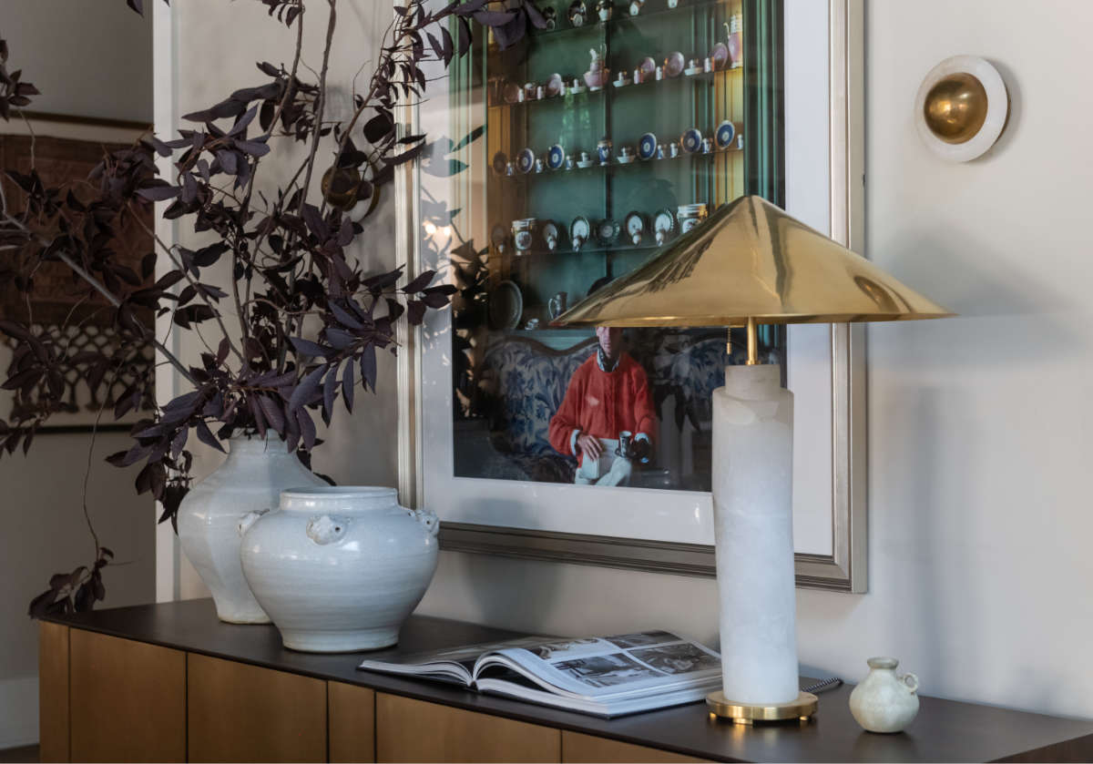 Pot en céramique vieillie couleur ivoire, orné d'une gargouille et d'une touche d'élégance européenne, idéal pour console et table à manger.