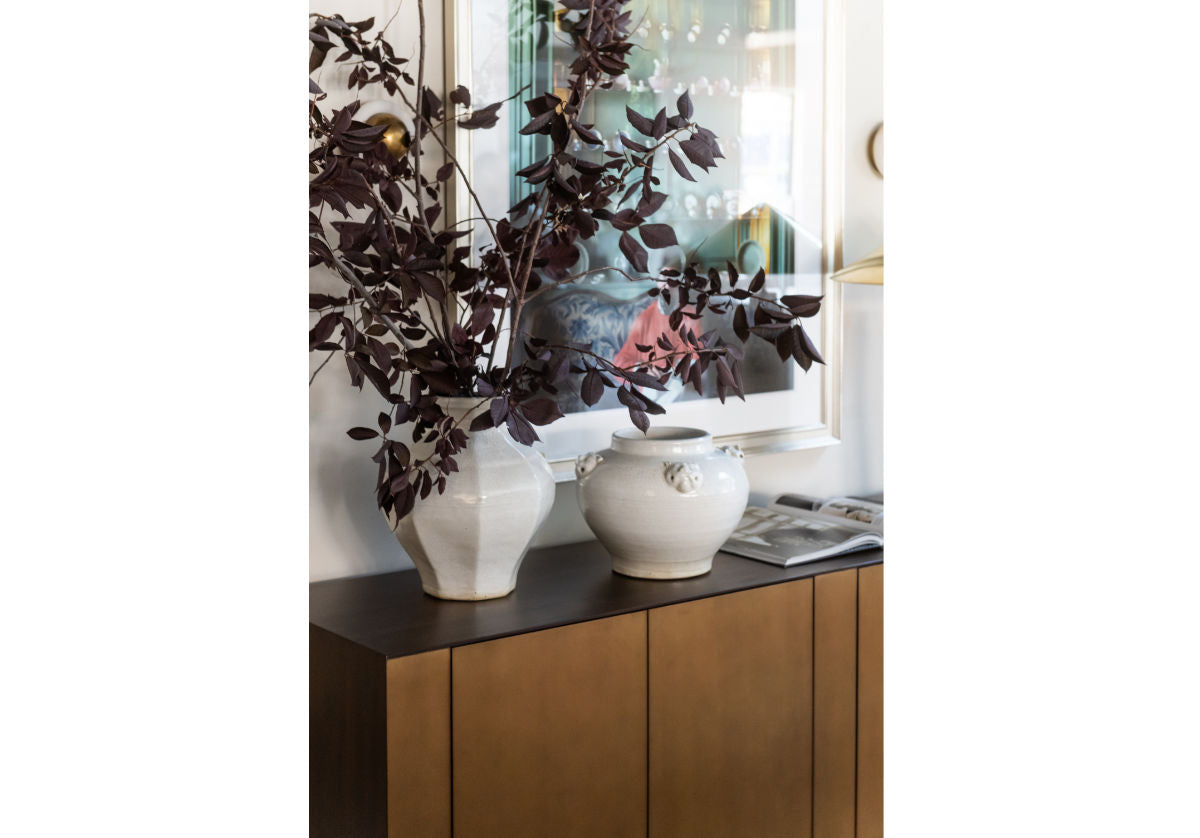 Pot en céramique vieillie couleur ivoire, orné d'une gargouille et d'une touche d'élégance européenne, idéal pour console et table à manger.