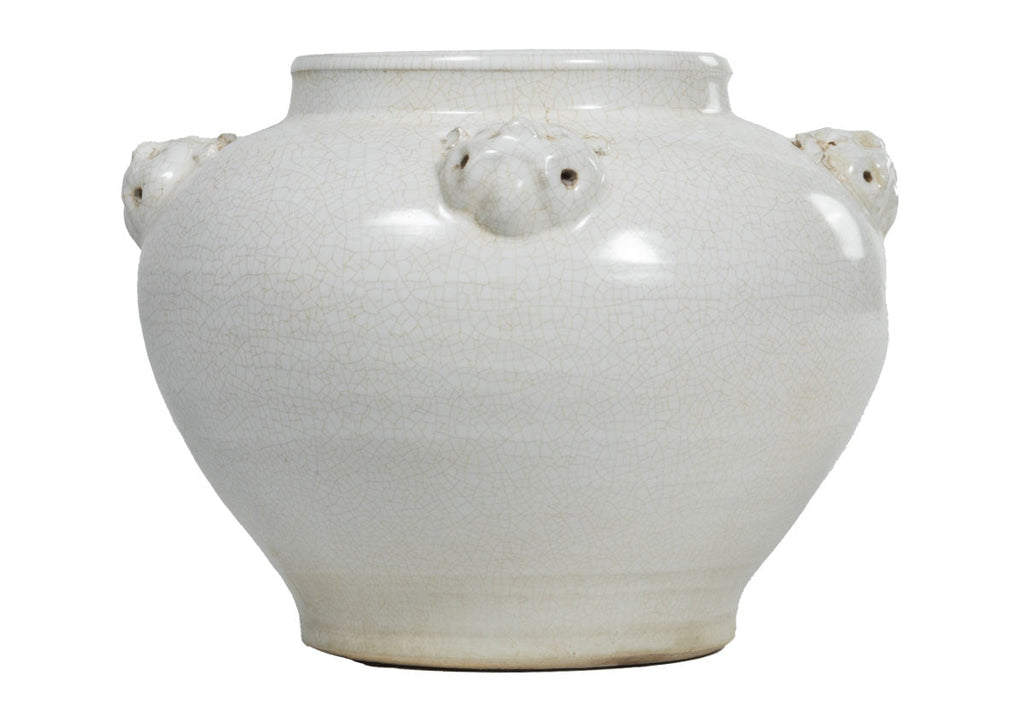Pot en céramique vieillie couleur ivoire, orné d'une gargouille et d'une touche d'élégance européenne, idéal pour console et table à manger.