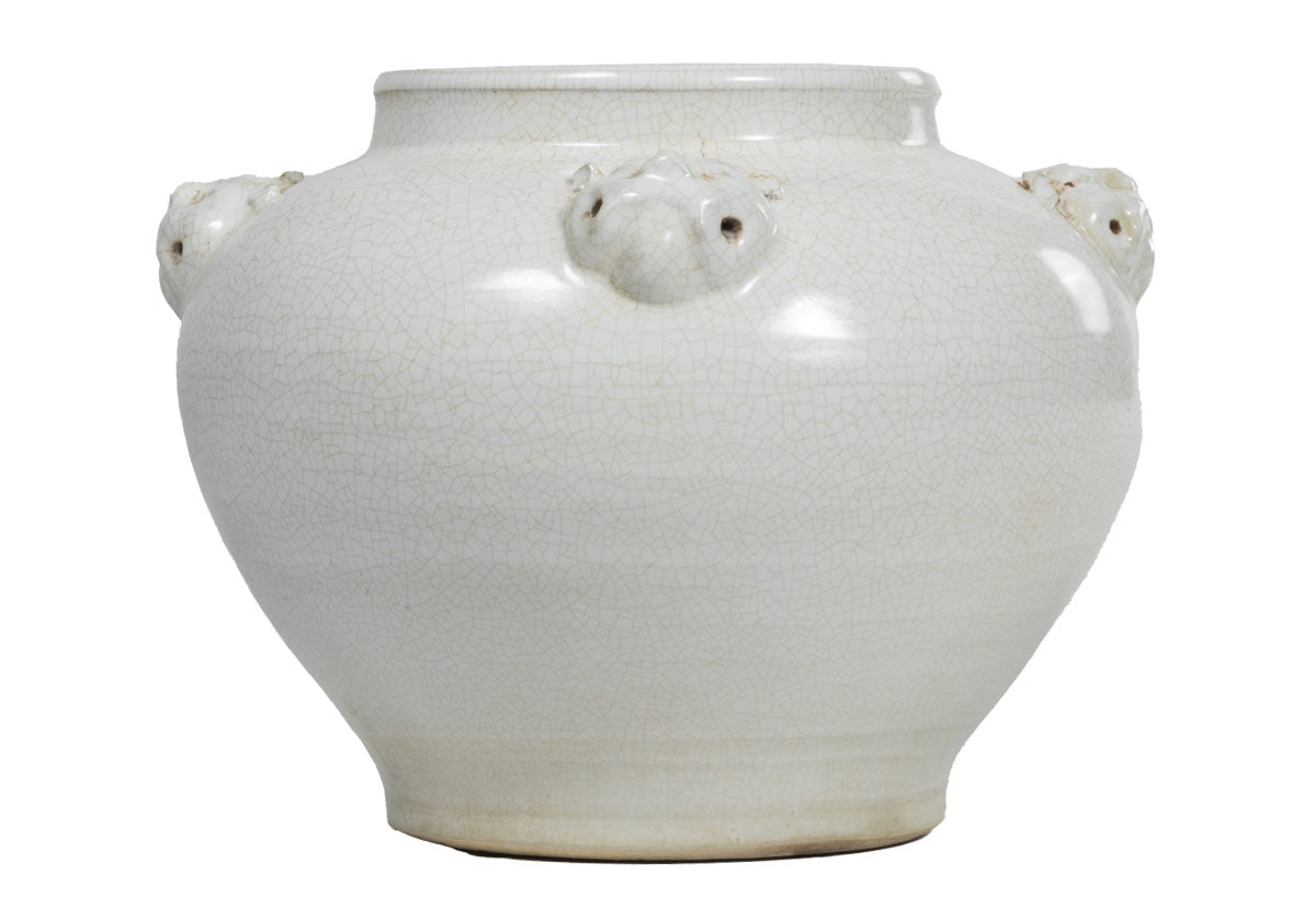 Pot en céramique vieillie couleur ivoire, orné d'une gargouille et d'une touche d'élégance européenne, idéal pour console et table à manger.