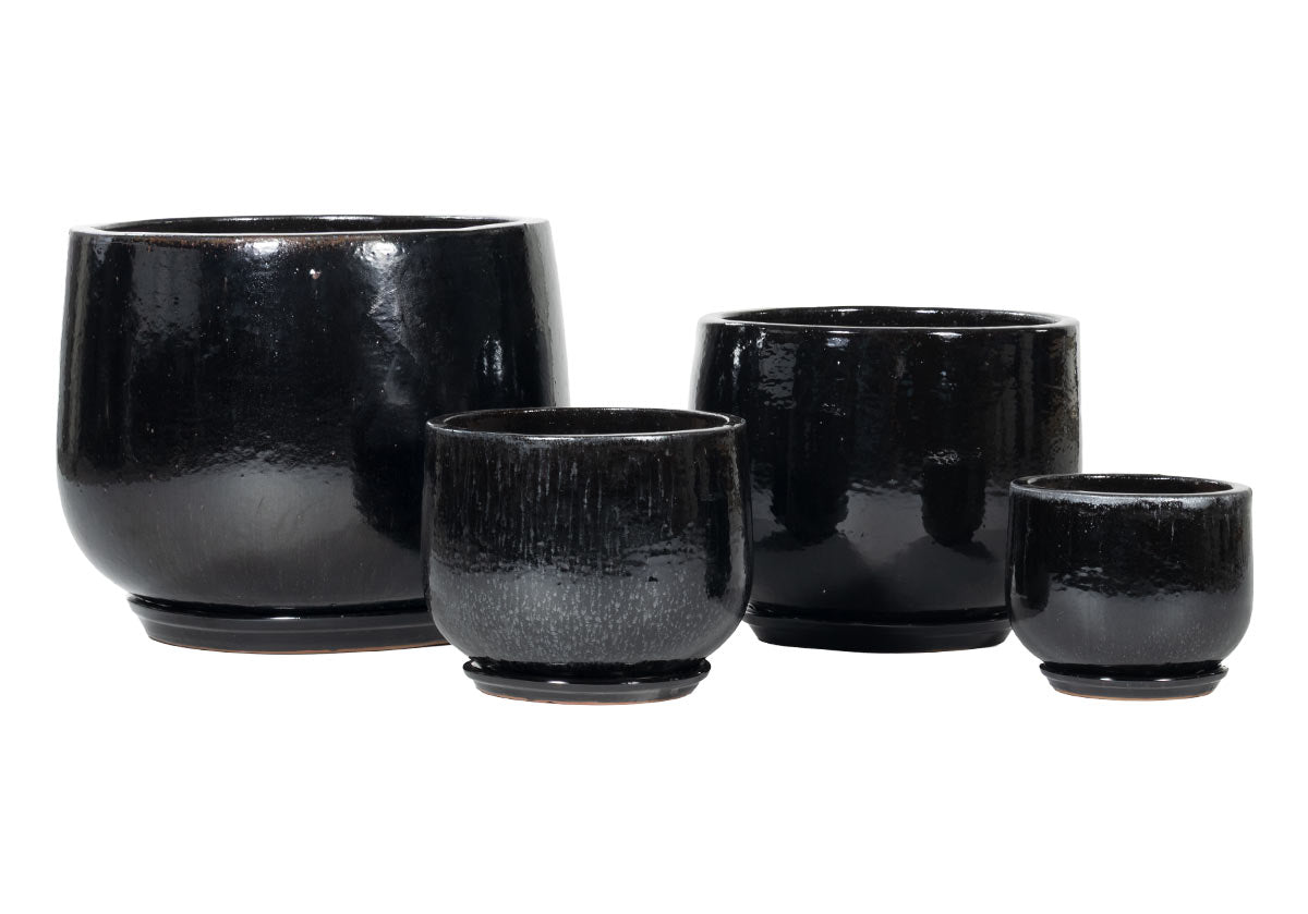Jardinière en céramique noire émaillée, faite à la main avec détail côtelé pour l l'intérieur et l'extérieur