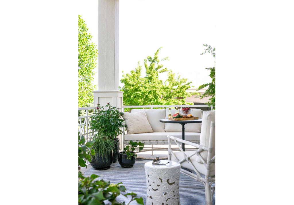 Jardinière en céramique noire émaillée, faite à la main avec détail côtelé pour l l'intérieur et l'extérieur