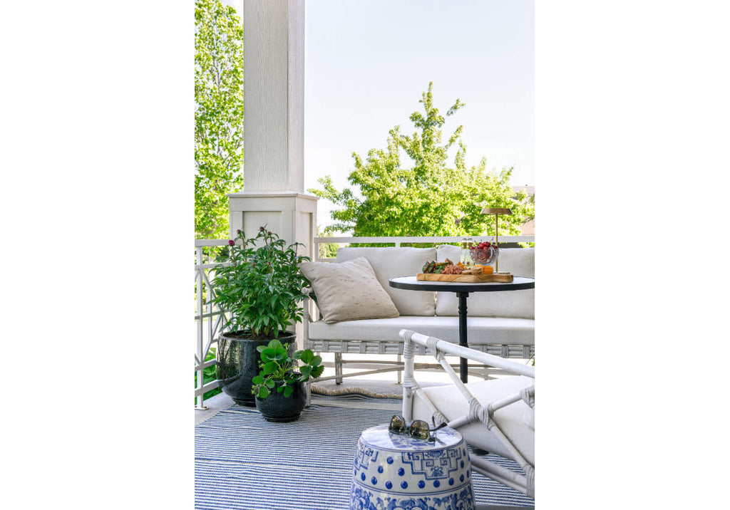 Jardinière en céramique noire émaillée, faite à la main avec détail côtelé pour l l'intérieur et l'extérieur