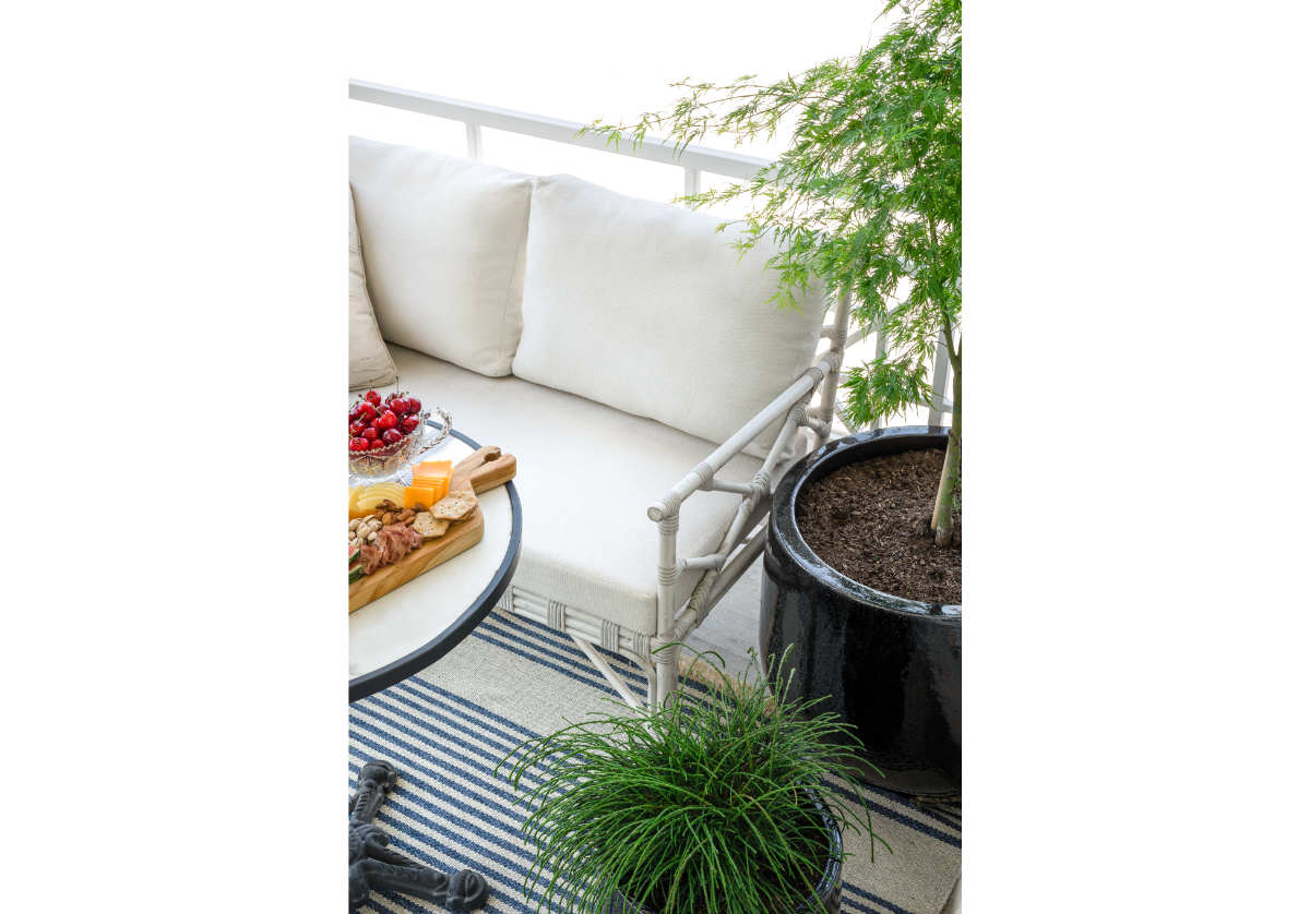 Jardinière en céramique noire émaillée, faite à la main avec détail côtelé pour l l'intérieur et l'extérieur