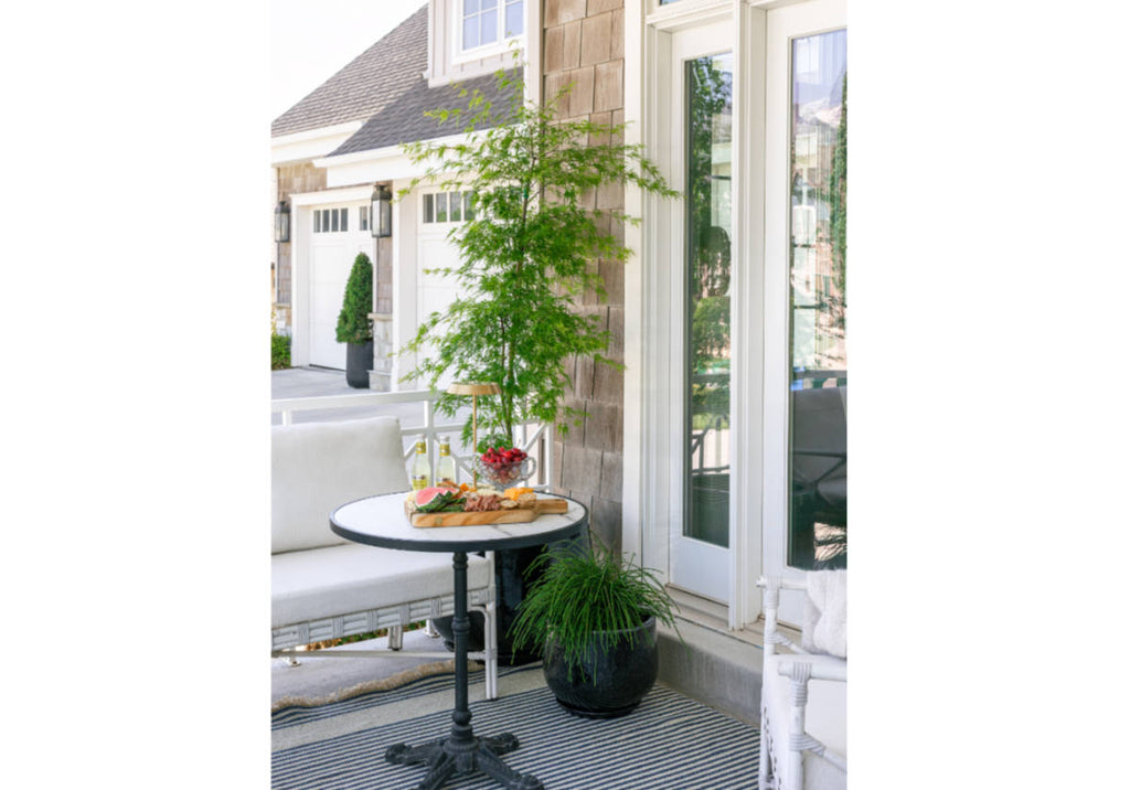 Jardinière en céramique noire émaillée, faite à la main avec détail côtelé pour l l'intérieur et l'extérieur